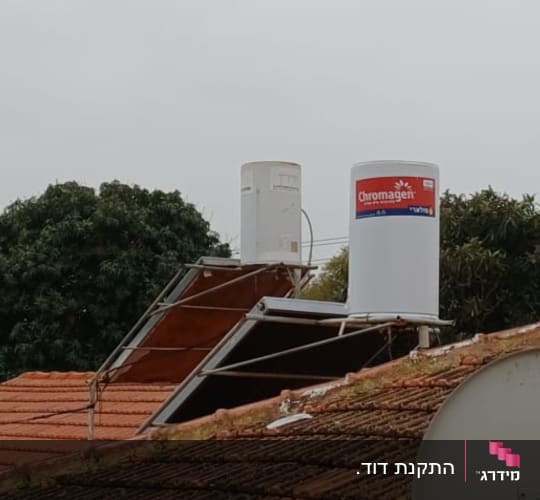 דוד שמש ומערכת סולארית על גג רעפים